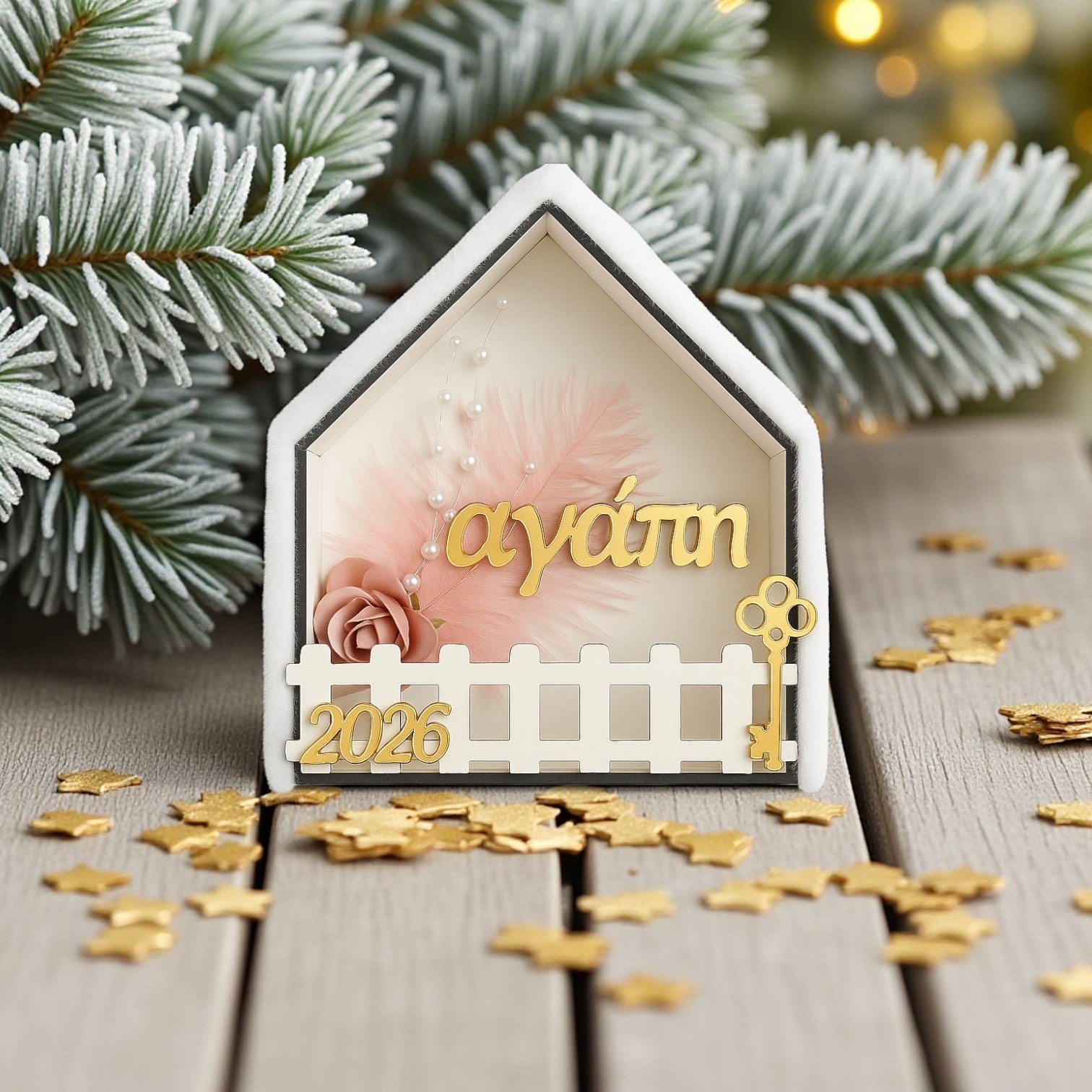 Επιτραπέζιο γούρι σπιτάκι Αγάπη με γούνινη σκεπή, χρυσό καθρέφτη και charm 2026 σε διαστάσεις 15×14 εκ., So Cute by Dimi