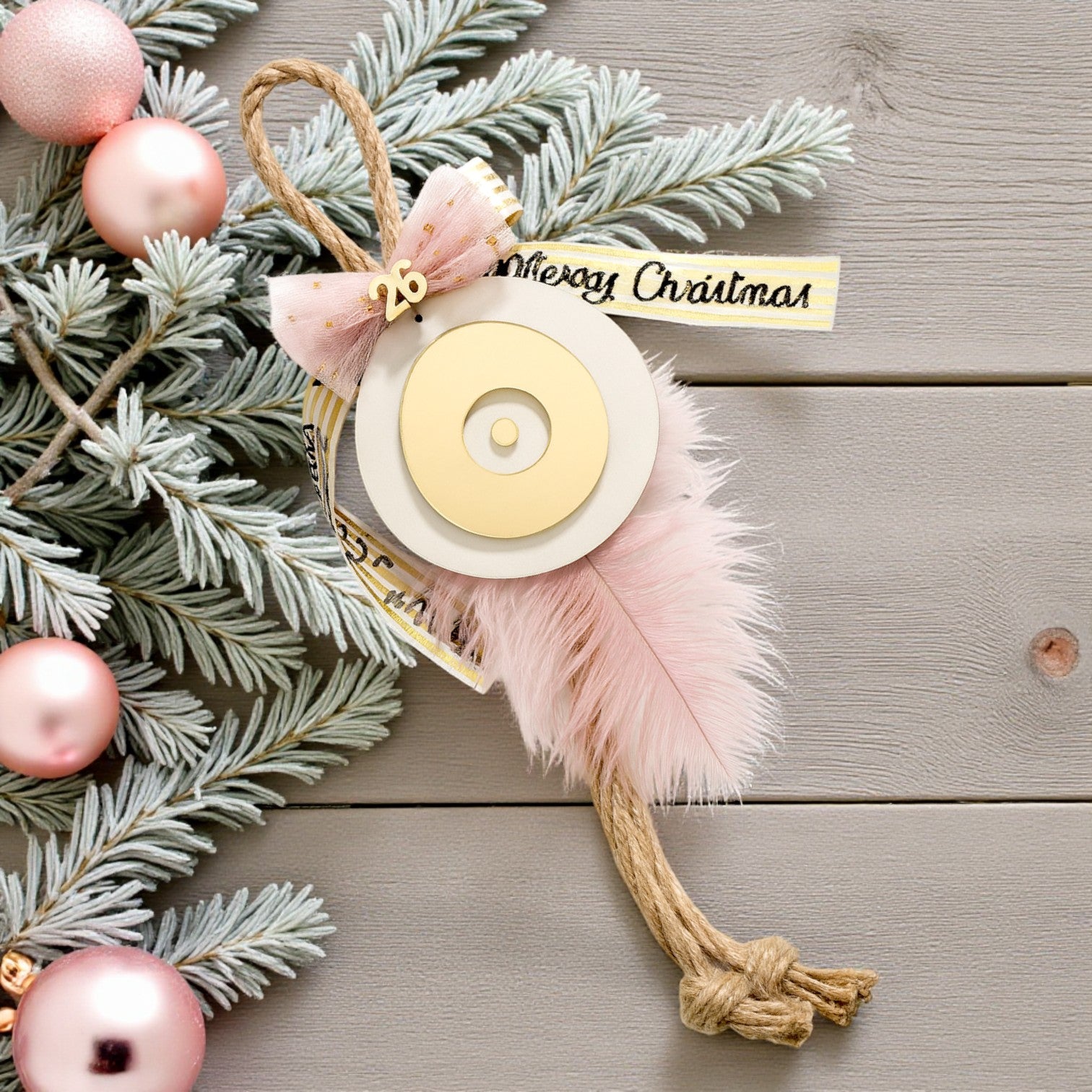 Κρεμαστό γούρι μάτι με χρυσό καθρέφτη, λευκή βάση και ροζ φτερό, ύψους 35 εκ., So Cute by Dimi