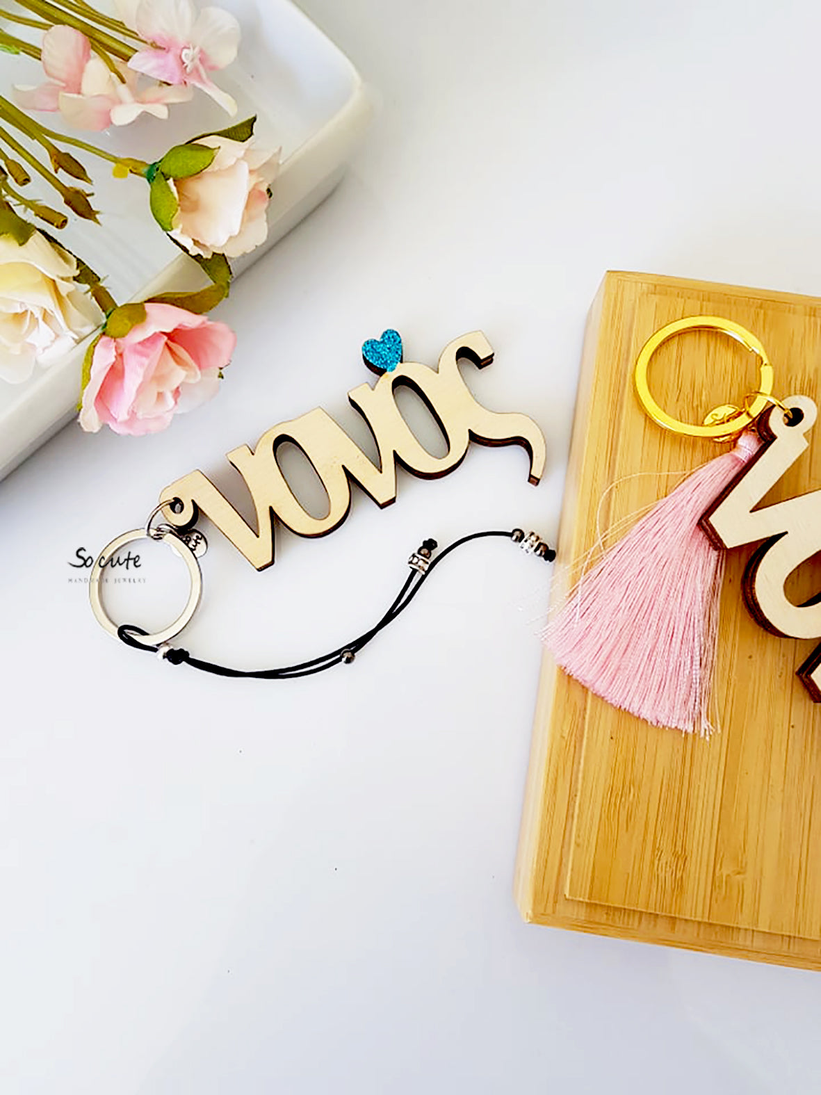 Ξύλινο χειροποίητο μπρελόκ «Νονός» με καρδούλα γκλίτερ και κορδόνια με μεταλλικά σωληνάκια – So Cute by Dimi