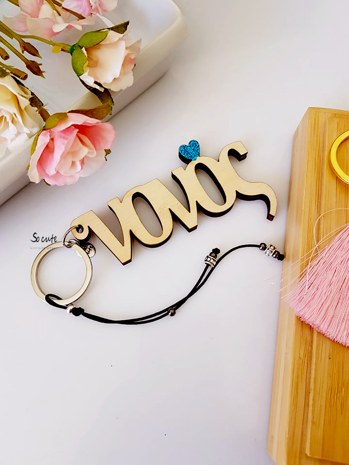 Ξύλινο χειροποίητο μπρελόκ «Νονός» με καρδούλα γκλίτερ και κορδόνια με μεταλλικά σωληνάκια – So Cute by Dimi