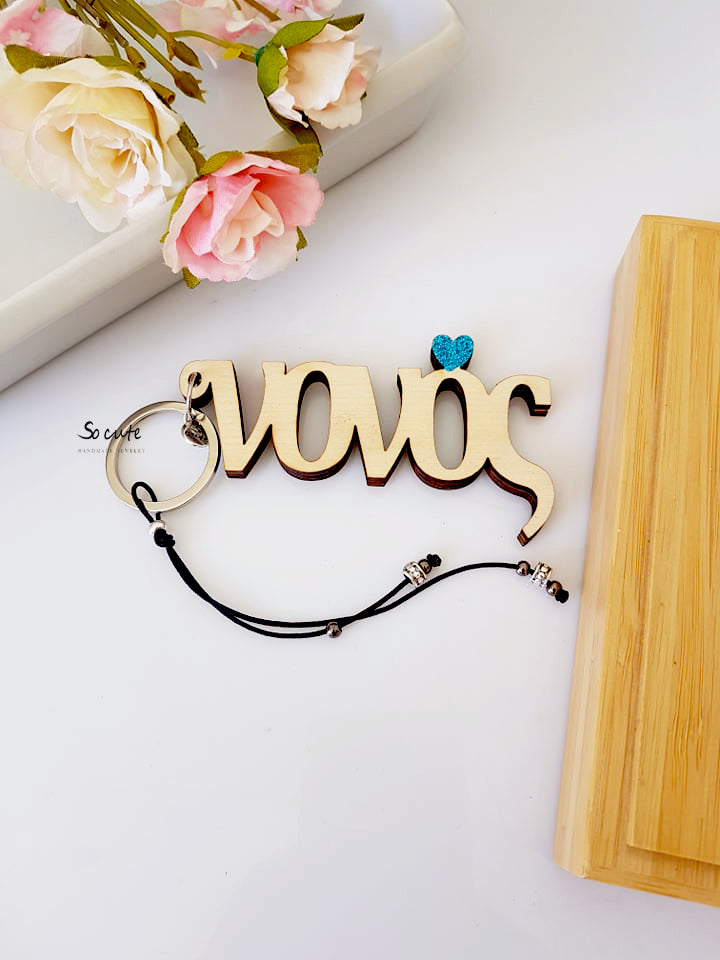 Ξύλινο χειροποίητο μπρελόκ «Νονός» με καρδούλα γκλίτερ και κορδόνια με μεταλλικά σωληνάκια – So Cute by Dimi