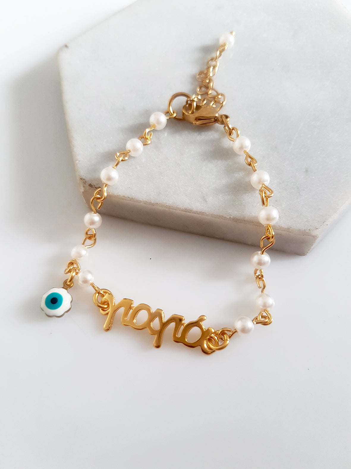 Χειροποίητο βραχιόλι ροζάριο με πέρλες, ταυτότητα “Μαμά”, “Νονά” ή “Γιαγιά” και charm μάτι – So Cute by Dimi