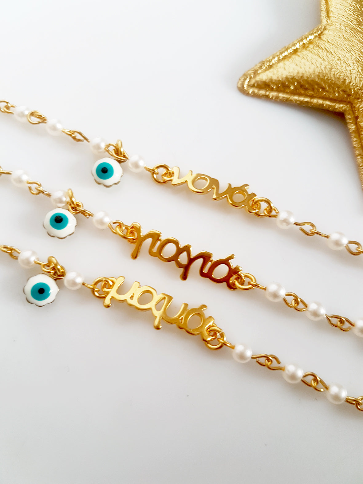 Χειροποίητο βραχιόλι ροζάριο με πέρλες, ταυτότητα “Μαμά”, “Νονά” ή “Γιαγιά” και charm μάτι – So Cute by Dimi