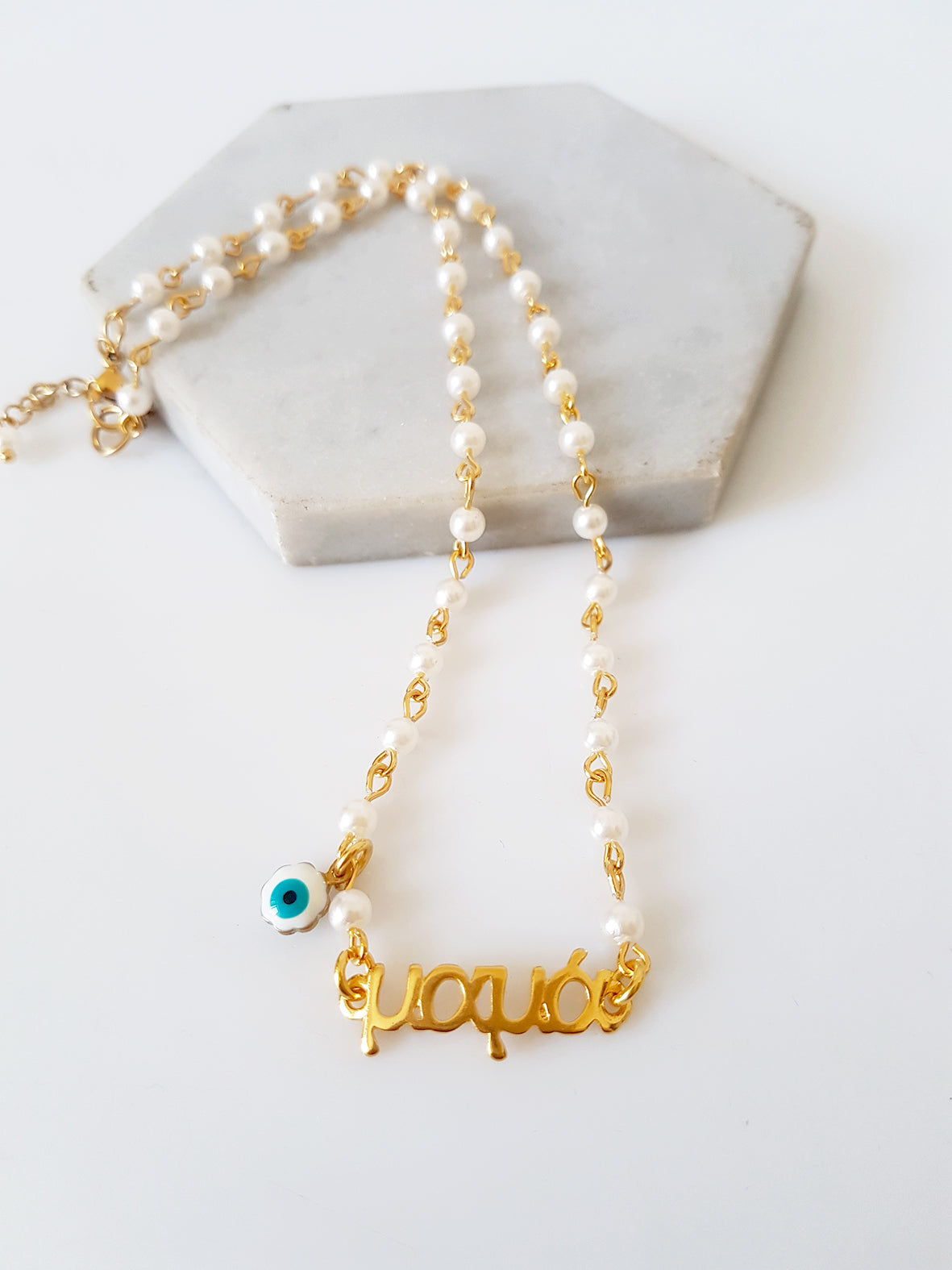 Χειροποίητο κολιέ με πέρλες, ταυτότητα “Μαμά” και ματάκι – So Cute by Dimi