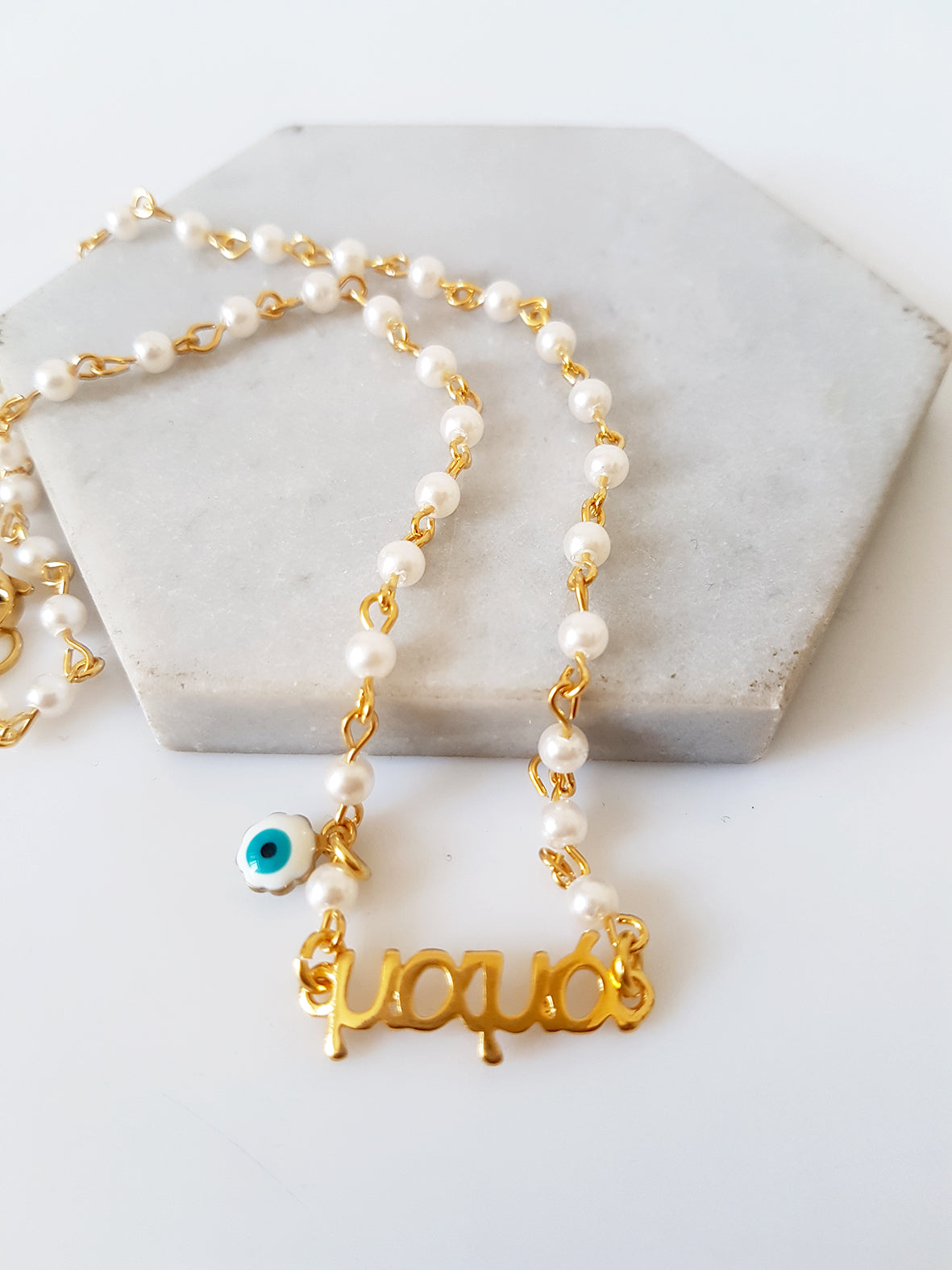 Χειροποίητο κολιέ με πέρλες, ταυτότητα “Μαμά” και ματάκι – So Cute by Dimi