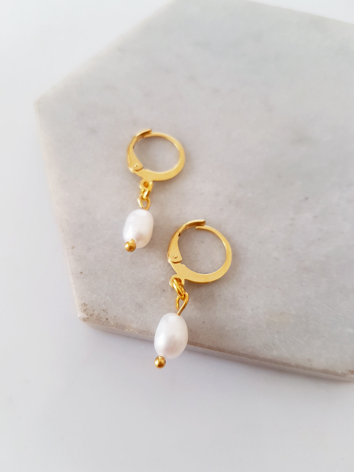 Pearl Mini Hoop Earrings – Ατσάλινα σκουλαρίκια με φυσική πέρλα νερού – So Cute by Dimi