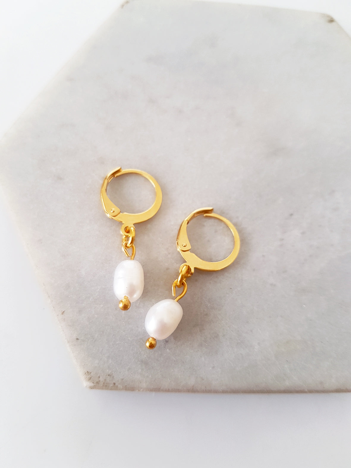 Pearl Mini Hoop Earrings – Ατσάλινα σκουλαρίκια με φυσική πέρλα νερού – So Cute by Dimi
