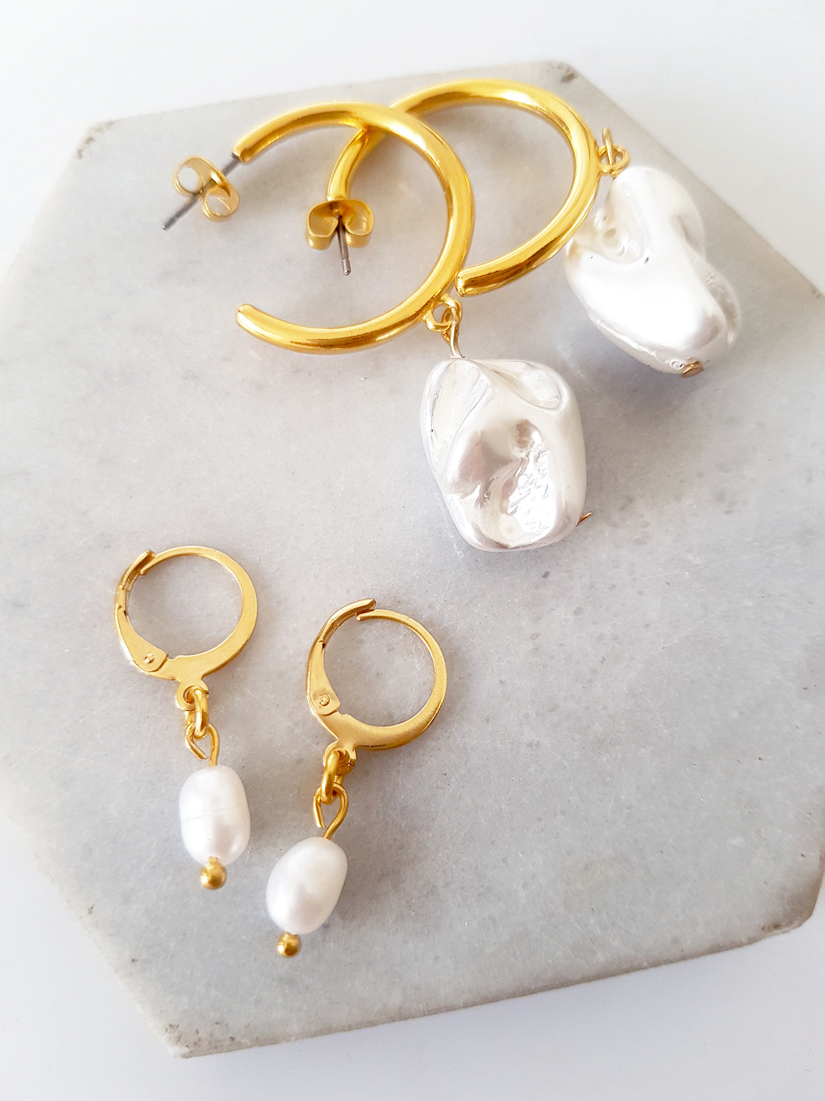 Pearl Mini Hoop Earrings – Ατσάλινα σκουλαρίκια με φυσική πέρλα νερού – So Cute by Dimi