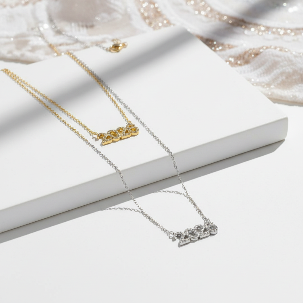 Κολιέ γούρι 2026 από ατσάλι με ζιργκόν – διαθέσιμο σε χρυσό και ασημί So Cute by Dimi