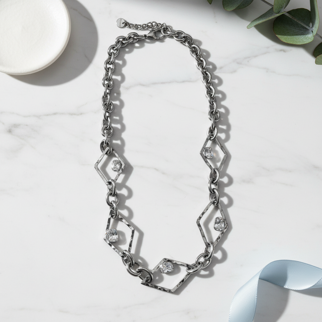 Rhombus Glow Necklace – Ατσάλινο κολιέ με ρομβοειδείς συνδέσμους και ζιργκόν σε ασημί  So Cute by Dimi