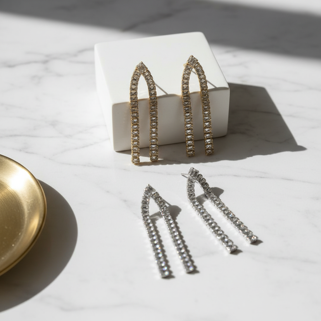 Flatlay μακριά σκουλαρίκια με κρύσταλλα σε μαρμάρινο φόντο, δύο σχέδια So Cute by Dimi