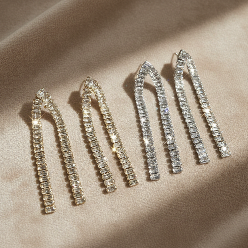 Flatlay μακριά σκουλαρίκια με κρύσταλλα σε μπεζ ύφασμα, δύο σχέδια So Cute by Dimi