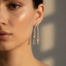 Μακριά χρυσά σκουλαρίκια με κρύσταλλα, φορεμένα σε elegant night-out εμφάνιση