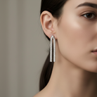 Ασημένια statement σκουλαρίκια με κρύσταλλα, κοντινό φορεμένο σε μοντέρνο βραδινό look