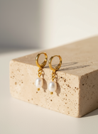 Pearl Mini Hoop Earrings – Ατσάλινα σκουλαρίκια με φυσική πέρλα νερού – So Cute by Dimi