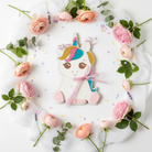 Χειροποίητο κάδρο μονόκερος από ξύλο και πολύχρωμο πλεξιγκλάς με glitter και κορδέλες, διαστάσεις 30×19 εκ.