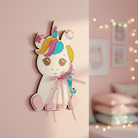 Χειροποίητο κάδρο μονόκερος από ξύλο και πολύχρωμο πλεξιγκλάς με glitter και κορδέλες, διαστάσεις 30×19 εκ.