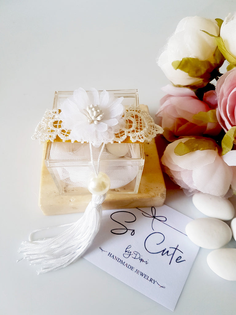 Μπομπονιέρα γάμου πλεξιγκλάς κουτάκι με λουλούδι και φούντα - So Cute by Dimi