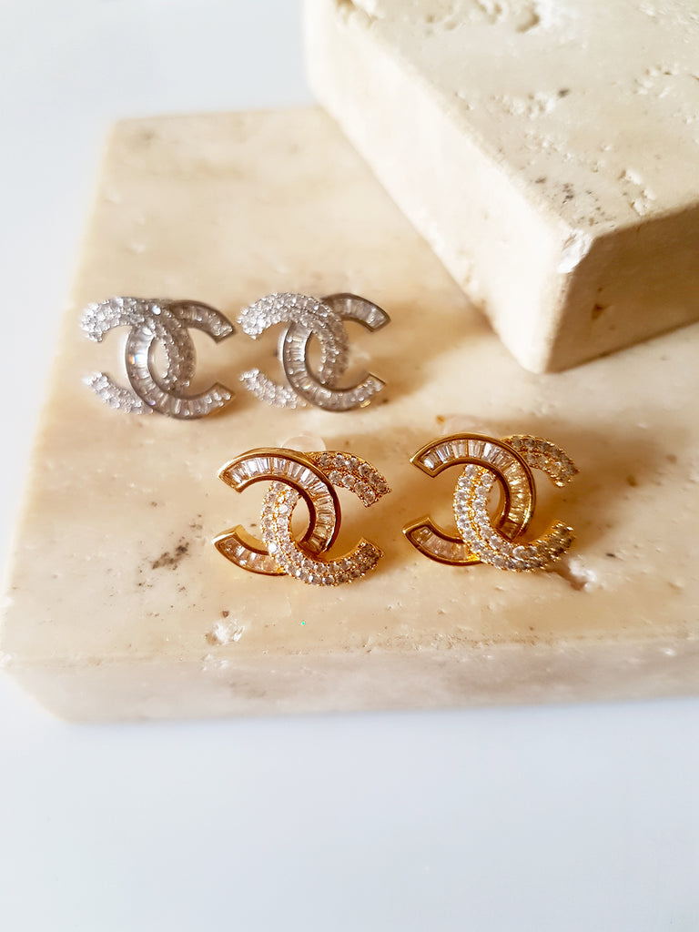 Ατσάλινα καρφωτά σκουλαρίκια με λογότυπο - So Cute by Dimi