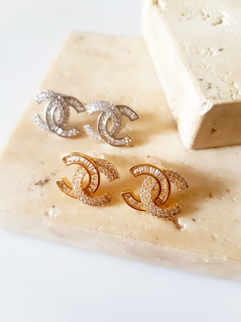 Ατσάλινα καρφωτά σκουλαρίκια με λογότυπο - So Cute by Dimi
