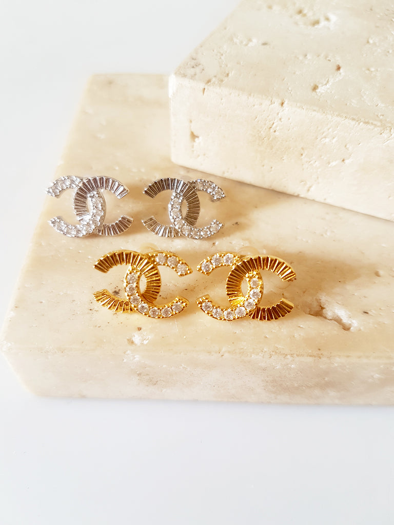 Ατσάλινα καρφωτά ριγωτά σκουλαρίκια με λογότυπο - So Cute by Dimi