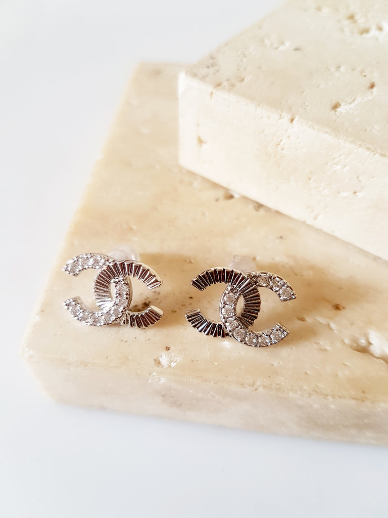Ατσάλινα καρφωτά ριγωτά σκουλαρίκια με λογότυπο - So Cute by Dimi