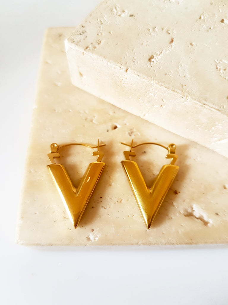 Ατσάλινα σκουλαρίκια με λογότυπο V - So Cute by Dimi