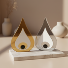 Επιτραπέζιο γούρι μάτι από plexiglass καθρέφτη και λευκό plexi, σε δύο χρώματα, φωτογραφημένο σε πολυτελές interior styling