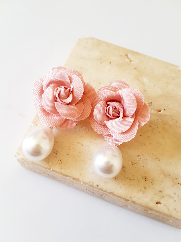 Φλοράλ σκουλαρίκια με πέρλα - So Cute by Dimi