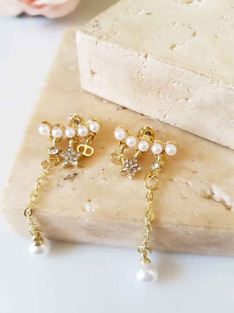 Ασύμμετρα σκουλαρίκια με πέρλες, ζιργκόν και λογότυπο - So Cute by Dimi
