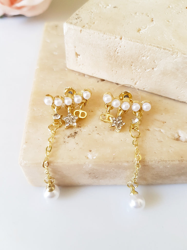 Ασύμμετρα σκουλαρίκια με πέρλες, ζιργκόν και λογότυπο - So Cute by Dimi