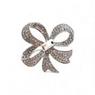 Μεταλλική καρφίτσα φιόγκος με strass σε ασημί χρώμα – So Cute by Dimi