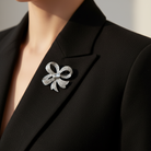 Μεταλλική καρφίτσα φιόγκος με strass σε ασημί χρώμα – So Cute by Dimi