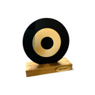 Επιτραπέζιο γούρι μάτι από πλεξιγκλάς σε μαύρο με χρυσό καθρέφτη και ξύλινη βάση – So Cute by Dimi