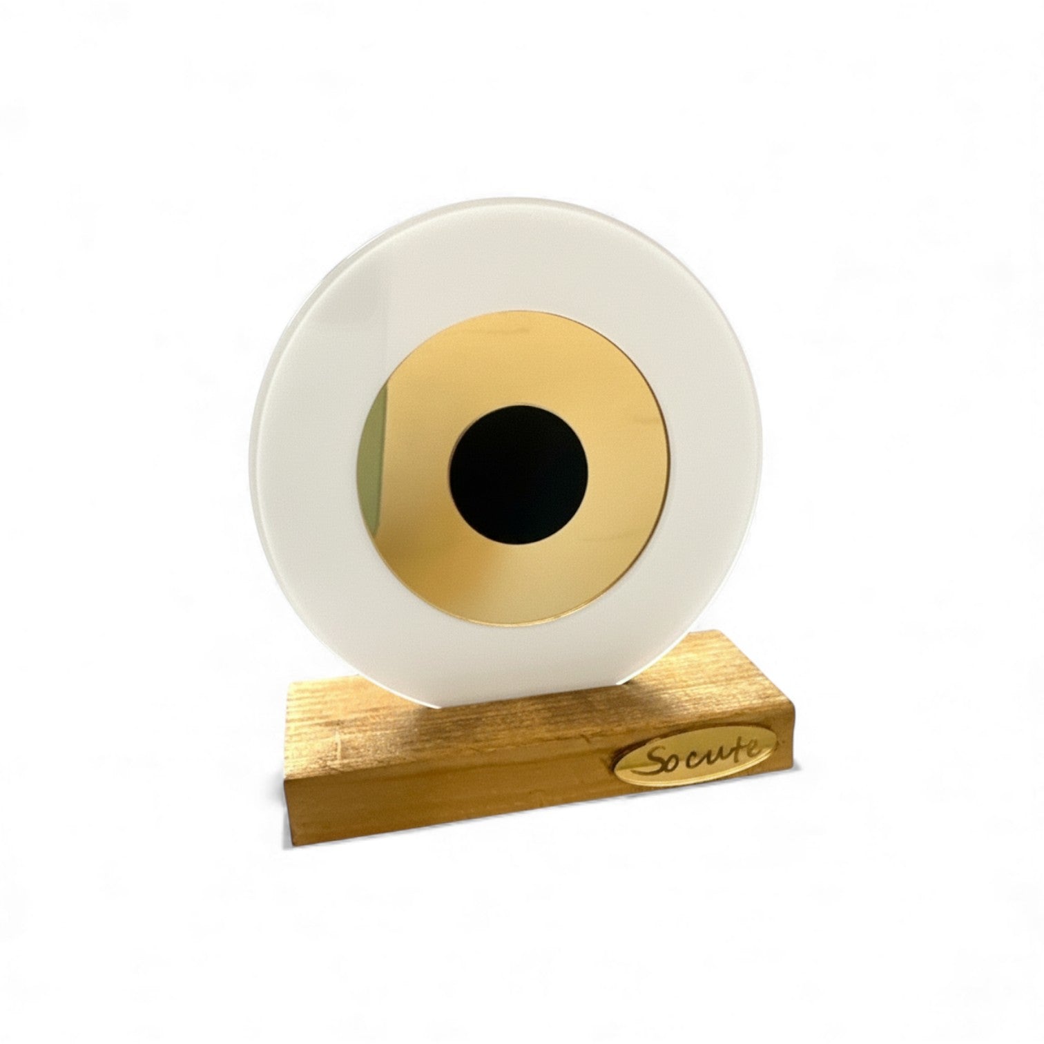 Επιτραπέζιο γούρι μάτι από πλεξιγκλάς σε λευκό με χρυσό καθρέφτη και ξύλινη βάση – So Cute by Dimi