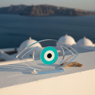 Επιτραπέζιο γούρι μάτι από διάφανο plexiglass με χρωματιστό κεντρικό μάτι πάνω σε λευκό minimal φόντο – So Cute by Dimi