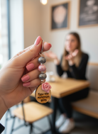 Μπρελόκ με ξύλινο στοιχείο “έχω την καλύτερη φίλη”, κεραμικές χάντρες & τριανταφυλλάκι – So Cute by Dimi