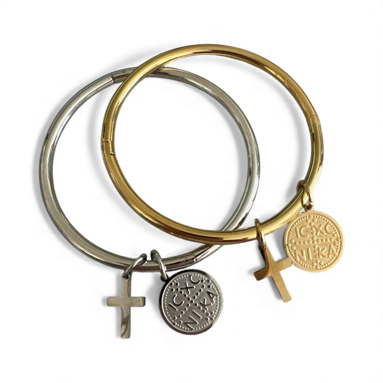 Ατσάλινο bangle σε gold και silver με κρεμαστό σταυρό και κωνσταντινάτο – So Cute by Dimi