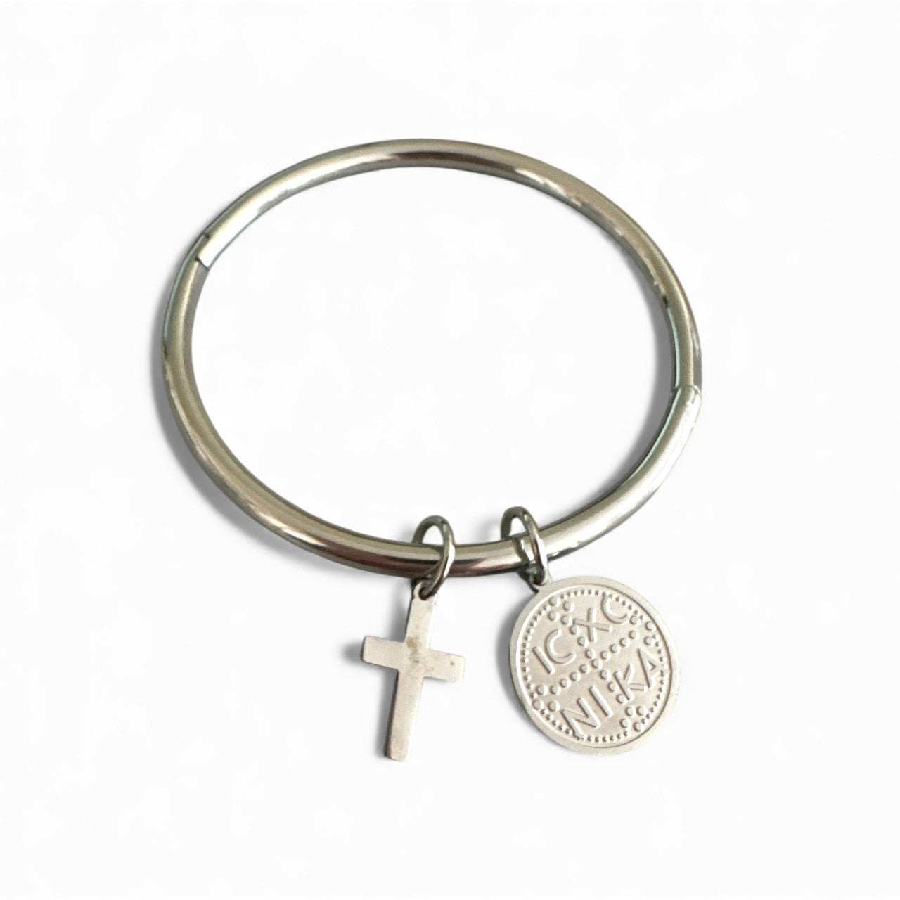 Ατσάλινο bangle σε silver με κρεμαστό σταυρό και κωνσταντινάτο – So Cute by Dimi