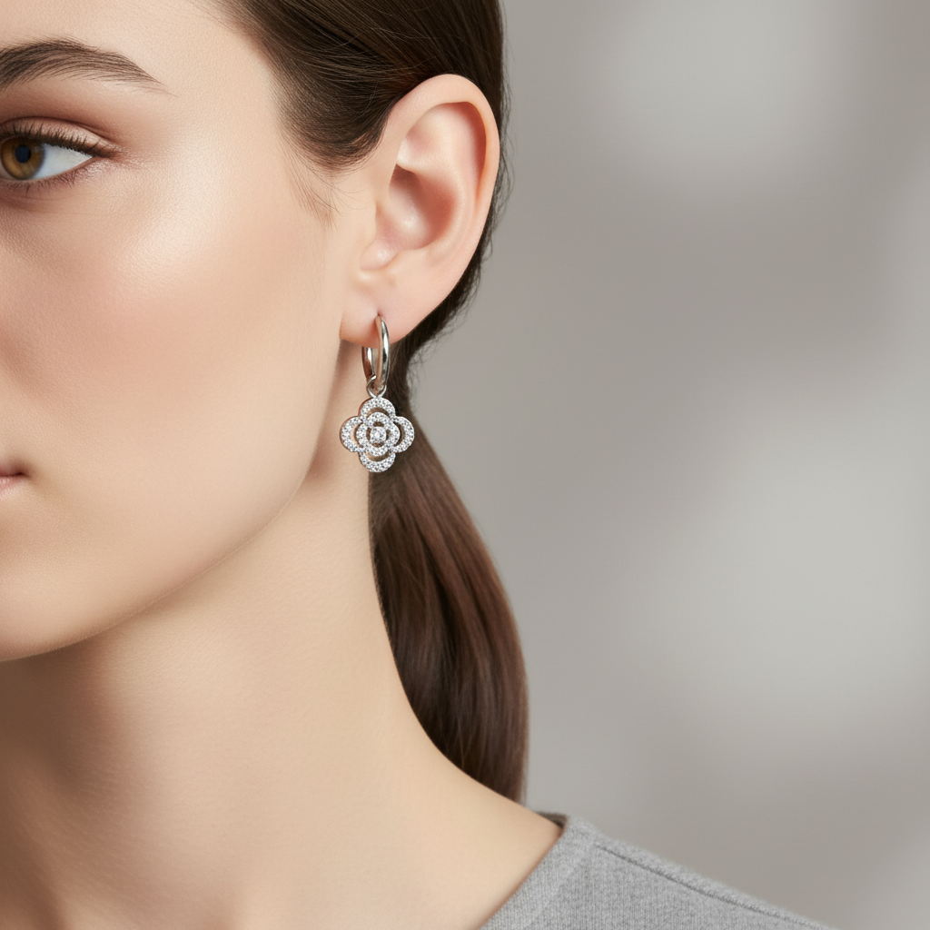 Ατσάλινα σκουλαρίκια τετράφυλλο με ζιργκόν σε ασημί – So Cute by Dimi