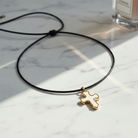 Κολιέ με μαύρο κορδόνι και μοτίφ σταυρό σε λευκό με χρυσό περίγραμμα – So Cute by Dimi