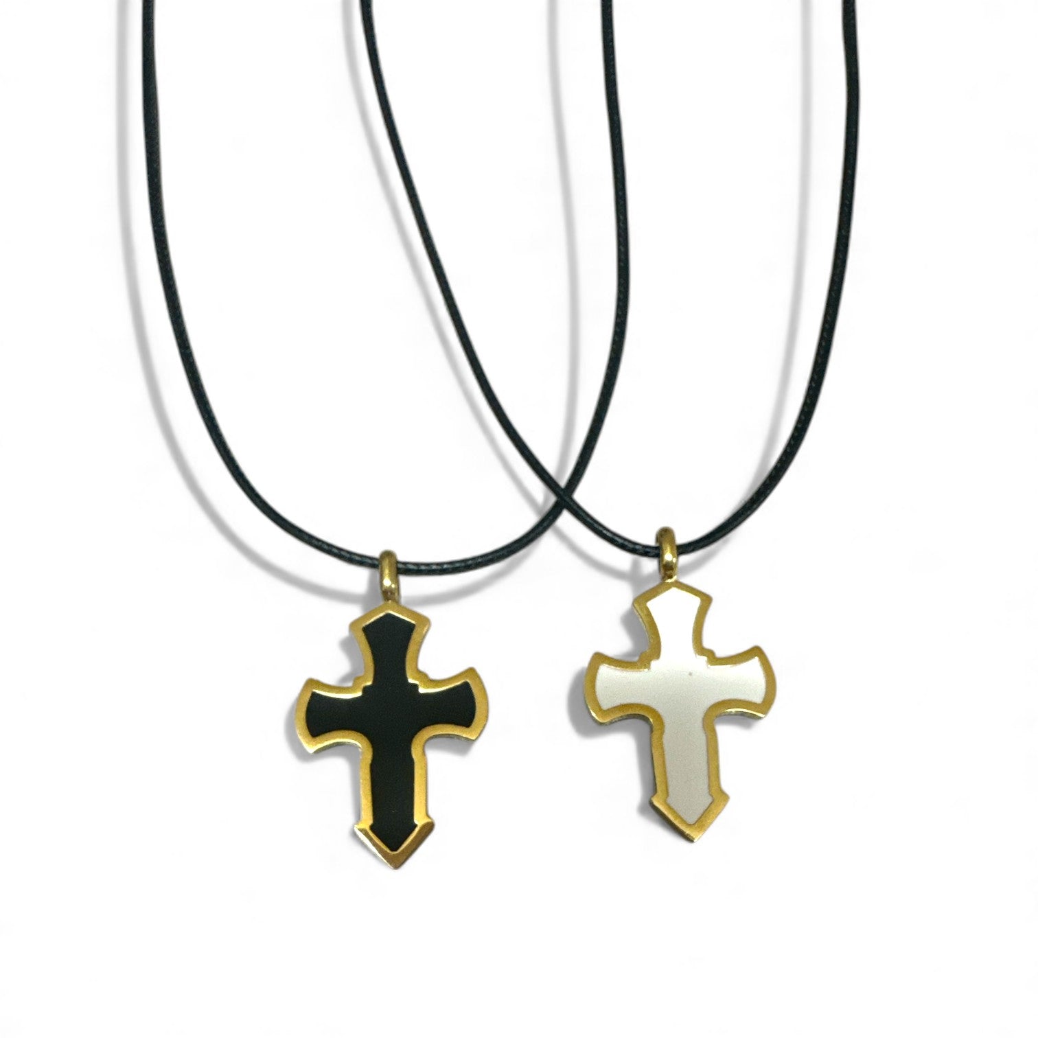 Κολιέ με μαύρο κορδόνι και μοτίφ σταυρό σε μαύρο και λευκό με χρυσό περίγραμμα – So Cute by Dimi