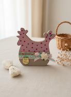 Ξύλινη χειροποίητη πασχαλινή κοτούλα με φλοράλ κορδέλες, δαντέλα και χρυσό plexiglass αυγό με χαραγμένο Καλό Πάσχα – So Cute by Dimi