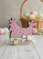 Ξύλινη χειροποίητη πασχαλινή κοτούλα με φλοράλ κορδέλες, δαντέλα και χρυσό plexiglass αυγό με χαραγμένο Καλό Πάσχα – So Cute by Dimi