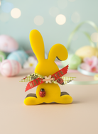 Χειροποίητο πασχαλινό λαγουδάκι από ξύλο και πλεξιγκλάς σε κίτρινο, στολισμένο με κορδέλες και πασχαλίτσες