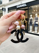 Χειροποίητο μπρελόκ από μαύρο plexiglass με ροζ πέρλες και εμβληματικό logo – So Cute by Dimi