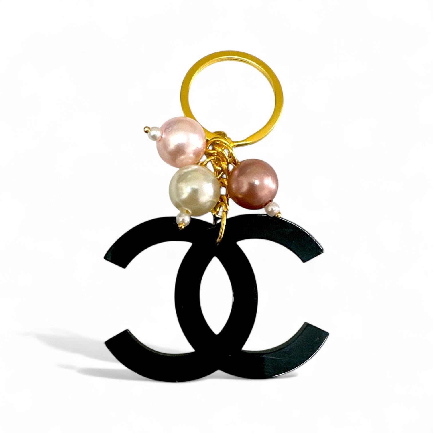 Χειροποίητο μπρελόκ από μαύρο plexiglass με ροζ πέρλες και εμβληματικό logo – So Cute by Dimi