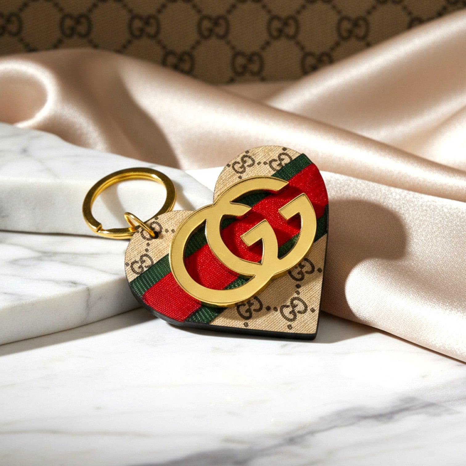 Ξύλινο χειροποίητο μπρελόκ καρδιά με χαραγμένα σύμβολα και χρυσά αρχικά GG – So Cute by Dimi