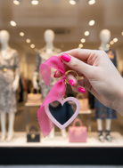 Μπρελόκ καρδιά Miu Miu με καθρεφτάκι και φούξια κορδέλα οργάντζας – So Cute by Dimi