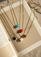 Χειροποίητο κολιέ με ατσάλινη αλυσίδα και γυάλινο charm κύβο σε διάφορα χρώματα.| So Cute by Dimi